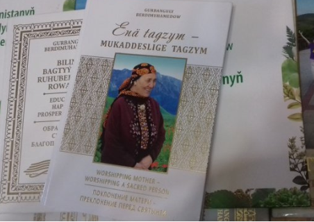 Новая книга Президента Туркменистана повествует о жизненном пути матери - Огулабат-эдже